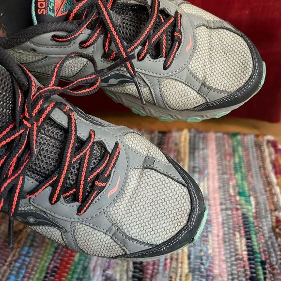 Saucony Women’s Sneakers in Gray and Green with Orange Laces Size 9 - Picture 12 of 15